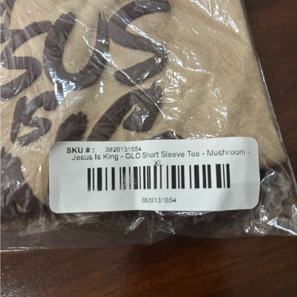 Glo Jesus is king Mens T-shirt - Picture 3 of 3